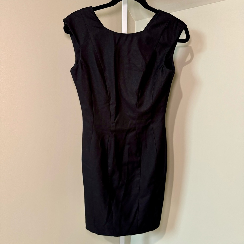 H&M women's short fitted dress. Woven fabric, stretch, cap sleeves, size 4